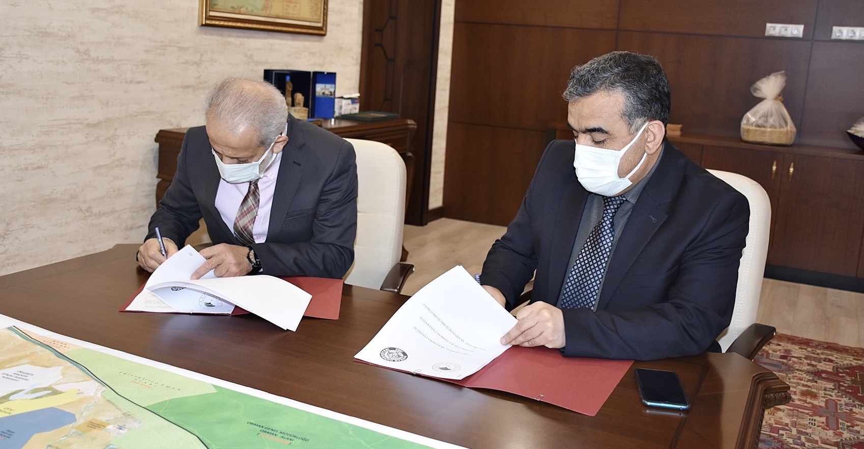 0EEE4AB5 4B14 40AA BEAE E9C815CA84EF