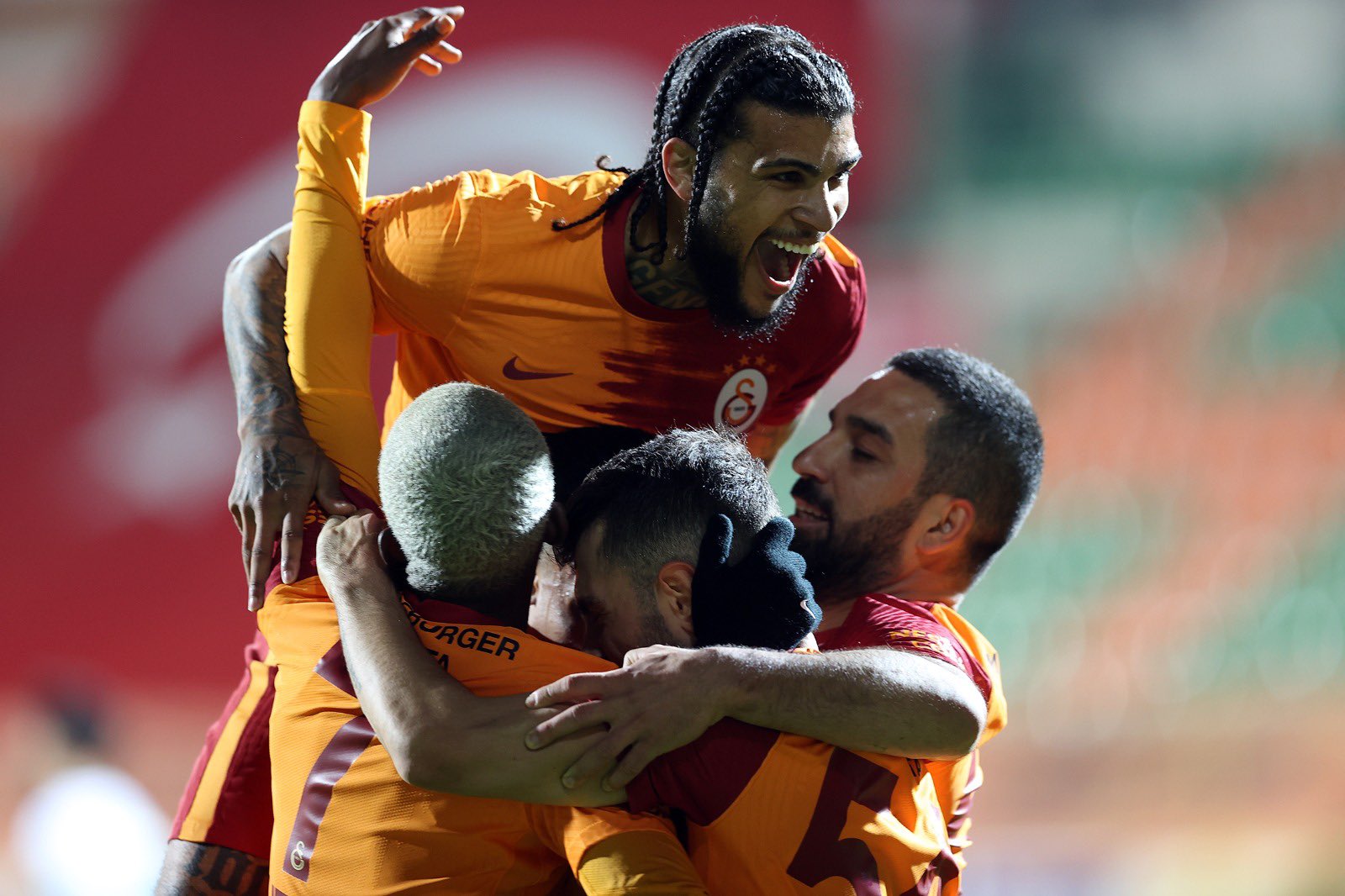 Urfa Haberleri Galatasaray Liderliği Bırakmadı…
