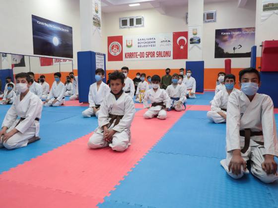 BASKAN BEYAZGUL KARATE YAPAN GENCLERLE BIR ARAYA GELDI 1