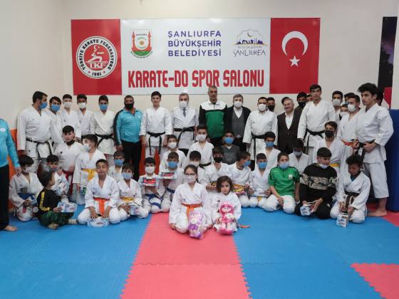 BASKAN BEYAZGUL KARATE YAPAN GENCLERLE BIR ARAYA GELDI 3