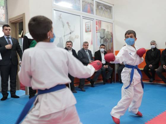 BASKAN BEYAZGUL KARATE YAPAN GENCLERLE BIR ARAYA GELDI 5