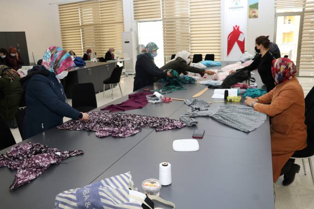 KARAKÖPRÜ’DE KADINLAR GİYİM KURSUNDA MESLEK ÖĞRENİYOR 10 KKopru Bld Karakoprude kadinlar giyim kursunda meslek ogreniyor 2