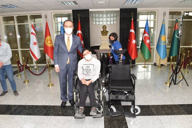 Vali Erin, Engelli Gencin Yüzünü Güldürdü 6 vali erin akulu sandalye 1