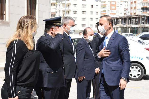 337009DE 7575 4212 971B B1636107931D