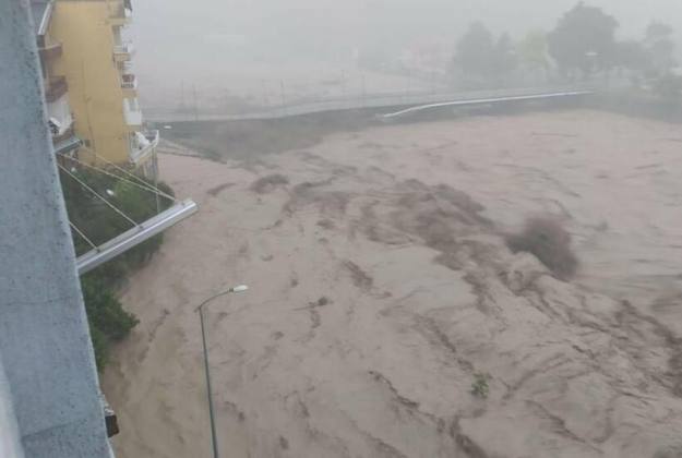 E99511A0 755C 4306 A127 2D1ACB8D676B