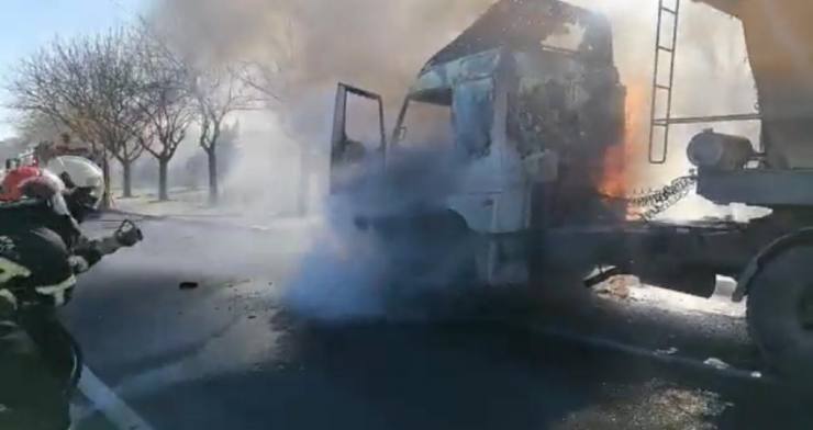 Urfa Haberleri kamyonu alev alev yandı