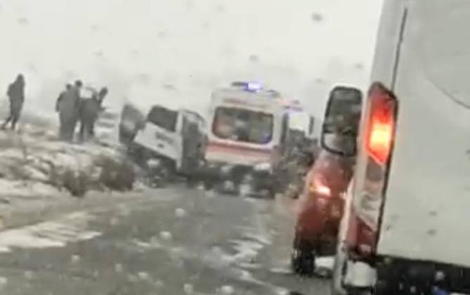 Mardin’de feci kaza! İki araç kafa kafaya çarpıştı: 3 ölü, 8 yaralı