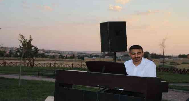 Suriye sınırında piyanolu konser