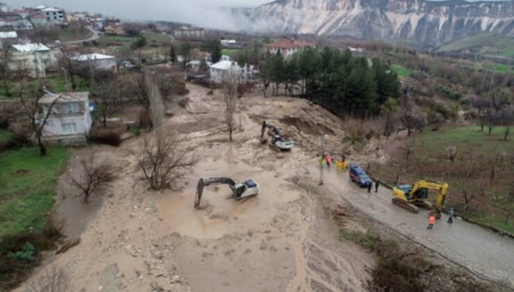 Deprem bölgesinde sel felaketi 14 can kaybı