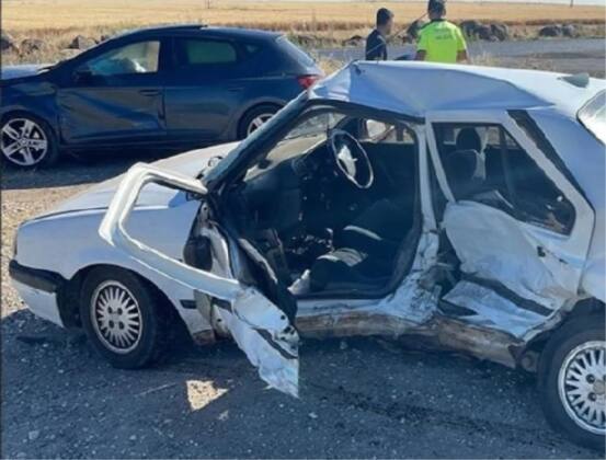Kavşakta Otomobil Kazası: 1 Ölü, 2 Yaralı