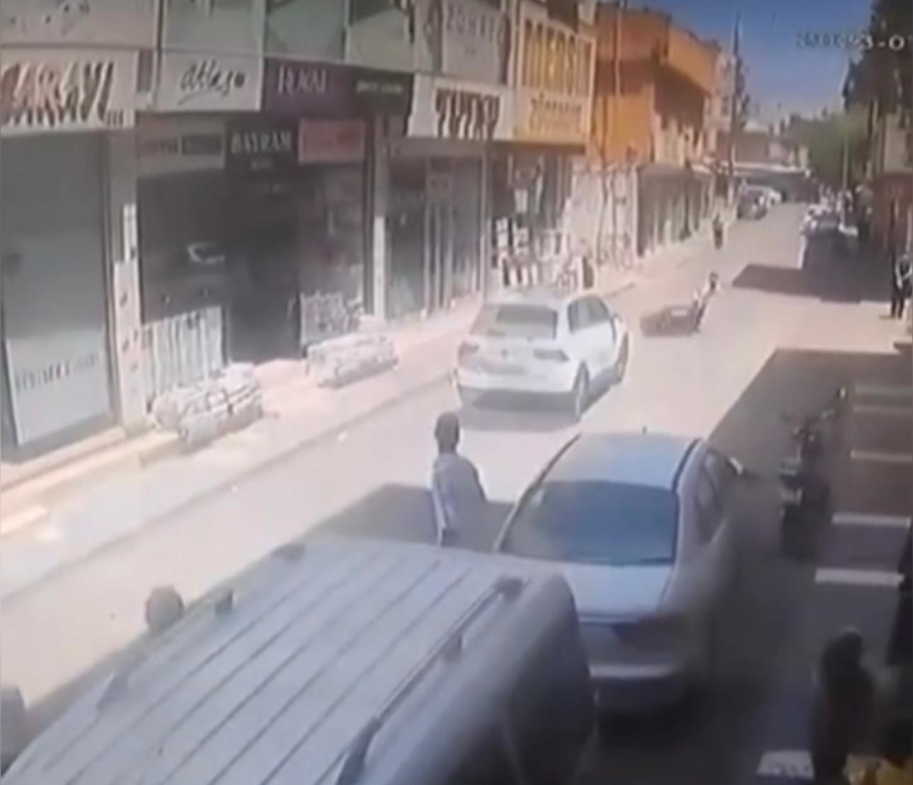 Otomobil motoru adeta biçti, sürücü son anda atlayarak kurtuldu 6 AW946580