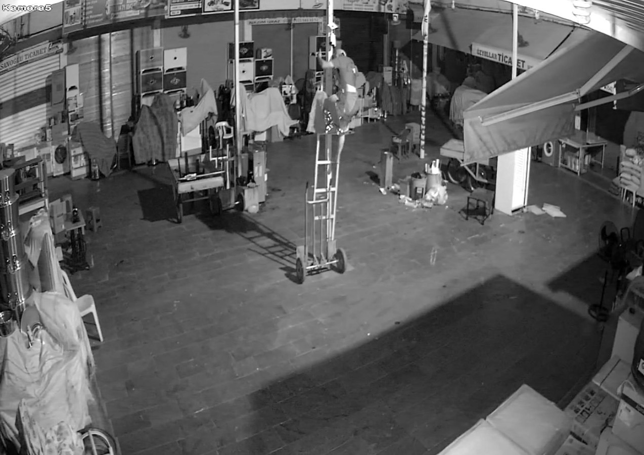 Antika dukkanindaki soygun kamerada