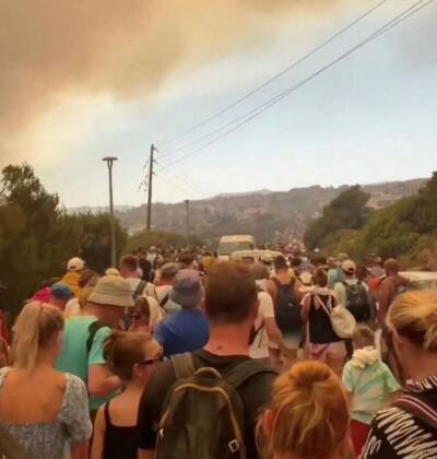 RODOS'TAN KAÇIŞ: ORMAN YANGINI ADAYI SARDI 10 IMG 20230723 WA0016