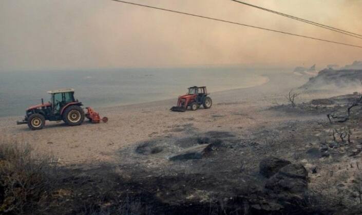 RODOS'TAN KAÇIŞ: ORMAN YANGINI ADAYI SARDI 11 IMG 20230723 WA0017
