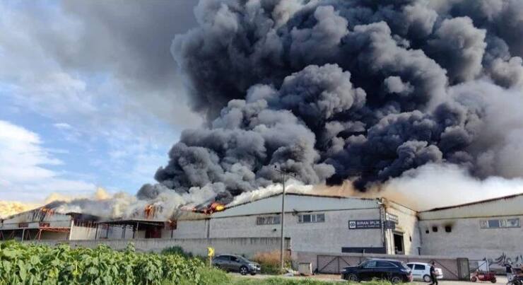 İnegöl'de fabrika yangını 6 IMG 20230801 WA0061