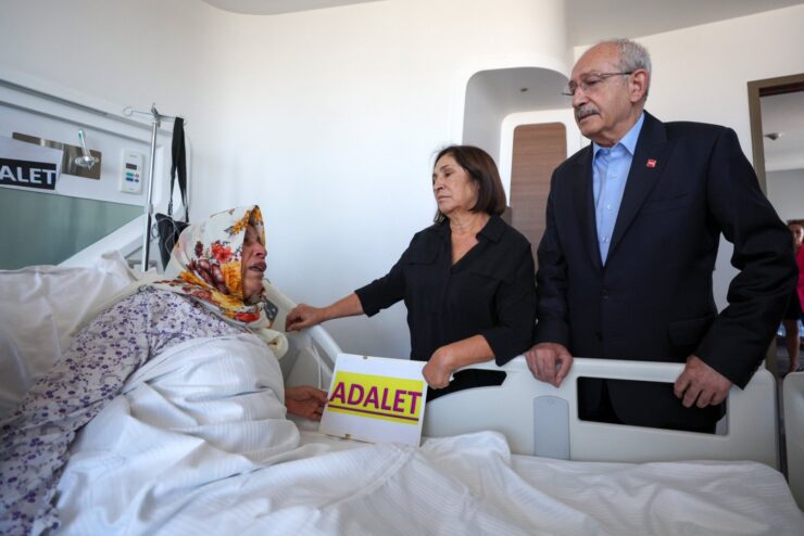 Urfa Haberleri Kılıçdaroğlu, ameliyat olan Emine Şenyaşar’ı ziyaret etti