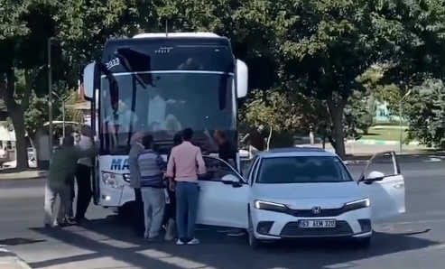 Urfa’da otobüs şoförü ile sürücü arasında yol verme kavgası
