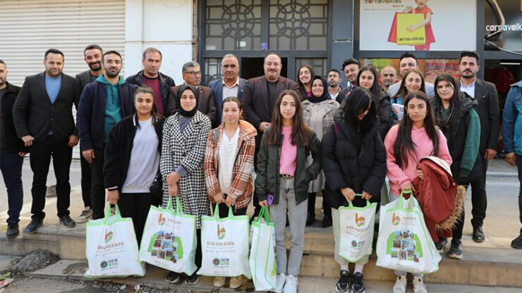 Viranşehir Belediyesinden Aile Destek Merkezinde YKS’ye hazırlanan öğrencilere kaynak kitap seti desteği