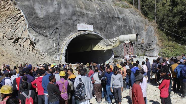 Hindistan’da çöken tüneldeki 40 işçi kurtarılmayı bekliyor