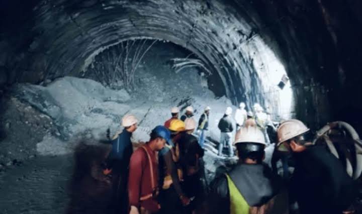 Hindistan: Çöken tünelde mahsur kalan 41 işçi kurtarıldı
