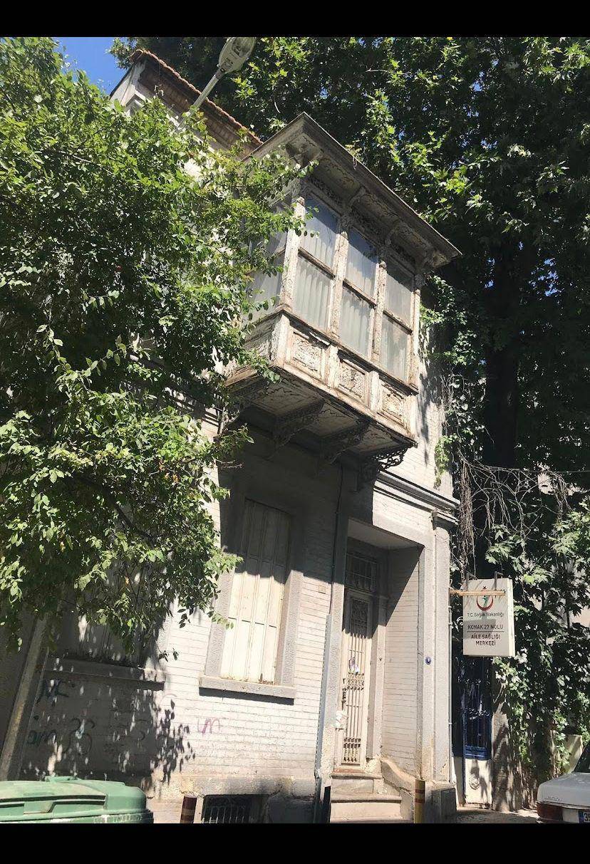 Birlik Sağlık Sen İzmir Şube Başkanı Berna Boran, Kızılay'ın İzmir'de 27 No'lu Aile Sağlığı Merkezinin mülk sahibi olduğunu ve 'Merkezi boşaltın' talimatı verdiğini savundu. 