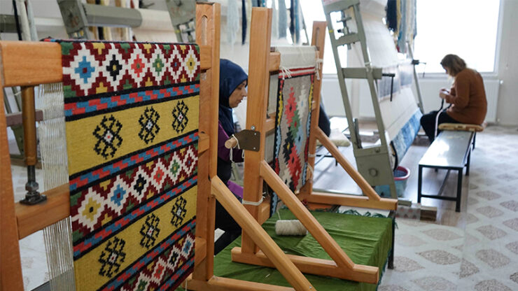 Urfa Haberleri Karaköprü’de kadınlar el emeği halılar üretiyor