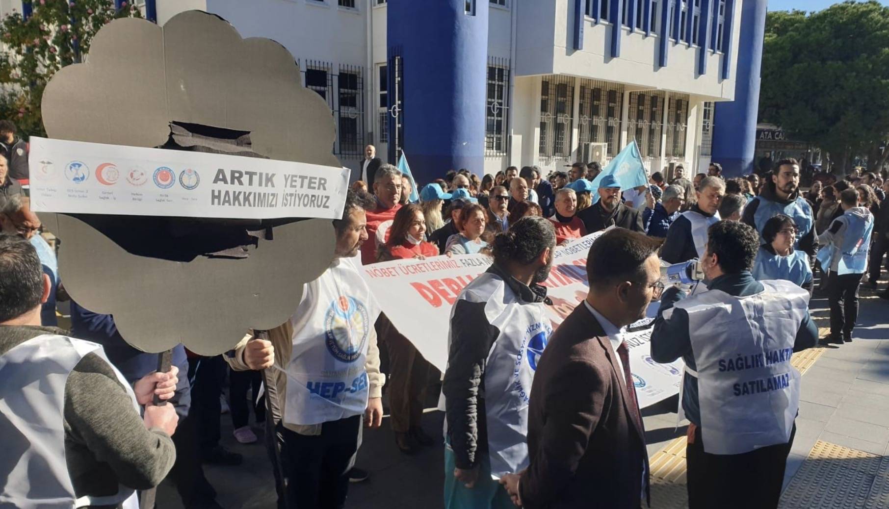 Ege Universitesi Saglik Personeli Isyan Etti