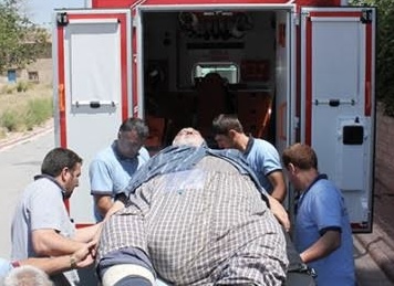 200 kiloluk adamın itfaiyeciler hastaneye taşıdı