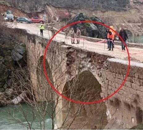 Urfa Haberleri Diyarbakır’da viyadük yapımında dinamit kullanıldı: Tarihi köprü zarar gördü