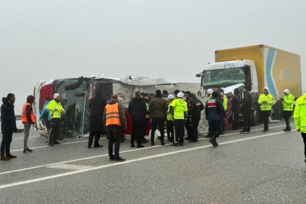 Urfa Haberleri Devrilen otobüse kamyon çarptı: 4 ölü, 32 yaralı