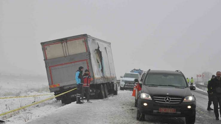 Urfa Haberleri Sarıkamış’ta trafik kazası: 2 ölü, 8 yaralı