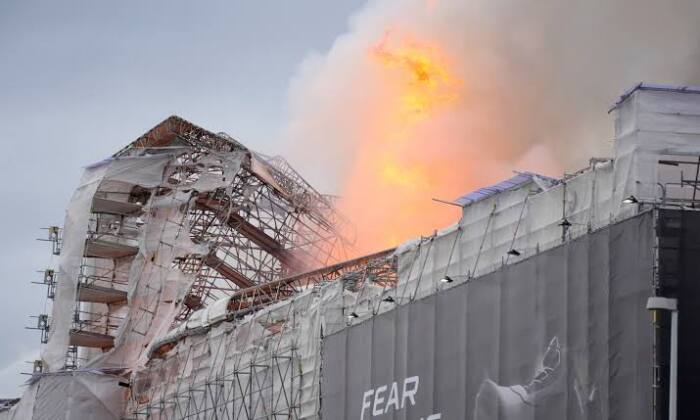 Danimarka: Eski Borsa binasındaki yangın devam ediyor