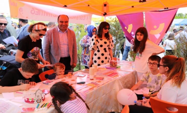 BASKAN NIHAT CIFTCI ULUSLARARASI YARISMAYA KATILAN OGRENCILERLE BIR ARAYA GELDI scaled