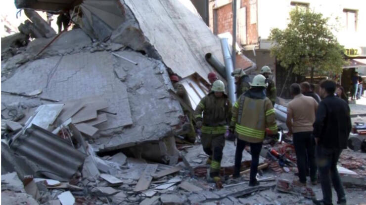 İstanbul’da bina çöktü: 1 ölü, 8 yaralı