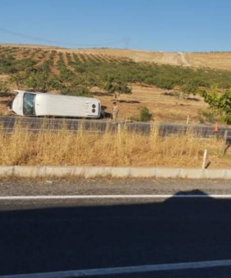 2024 09 bozova yolunda minibus sarampole devrildi