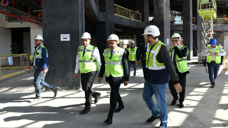 2024 10 vali sildak sehir hastanesi insaatini inceledi scaled