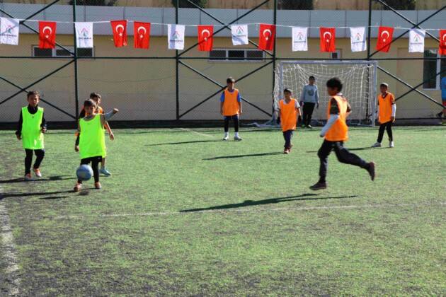 KARAKÖPRÜ'DE ÇOCUKLAR ARASI FUTBOL TURNUVASI TAMAMLANDI 18 49c59d18 c41f 45ab 8731 85fb87f4189e