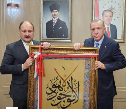 AK Parti'ye geçmedi Cumhurbaşkanı Erdoğan'a hat tablo hediye etti 10 IMG 6162