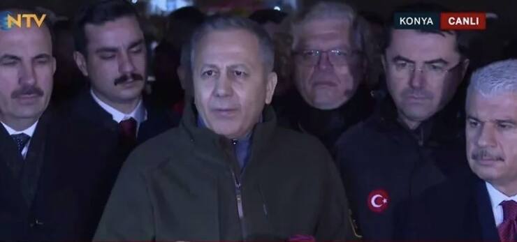 Konya'da 3 katlı bina çöktü: İki kişi enkazdan sağ çıkarıldı, 3 kişiyi arama çalışmaları sürüyor 14 IMG 6449