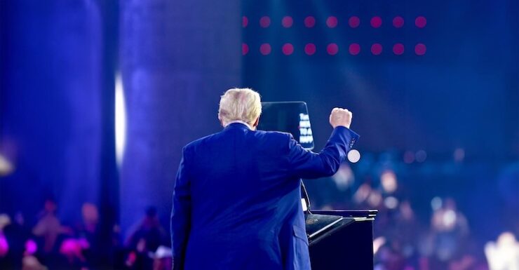 trump koltuga oturdu 2001251044 m2 scaled