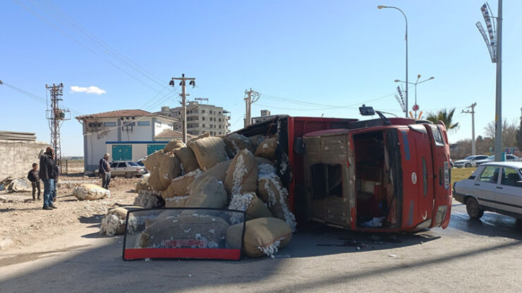 2025 02 akcakalede pamuk yuklu kamyon devrildi scaled