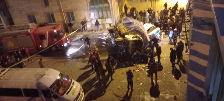 Birecik'te Freni Boşalan Tır Köprüden Uçtu, 3 Ölü 22 Yaralı 11 3fb2b932 96af 4afb bf5d a6730fde55ba