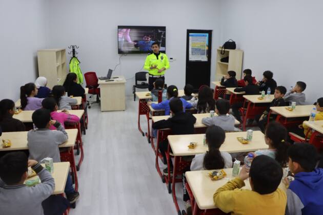 ŞANLIURFA BÜYÜKŞEHİR BELEDİYESİ, ÇOCUKLARA TRAFİK BİLİNCİ AŞILIYOR 24 IMG 20250219 WA0010