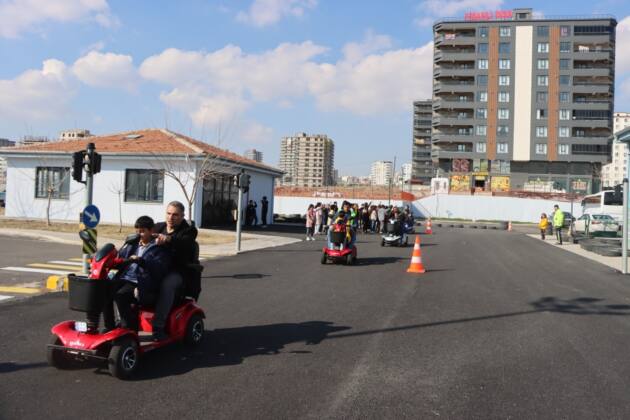 ŞANLIURFA BÜYÜKŞEHİR BELEDİYESİ, ÇOCUKLARA TRAFİK BİLİNCİ AŞILIYOR 25 IMG 20250219 WA0012