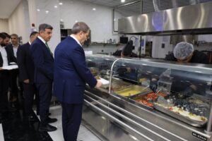 TRABZON'LU VEKİL İŞÇİLERLE İFTAR AÇTI 19 20250316 005531