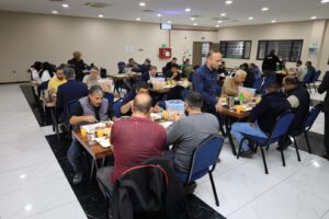 TRABZON'LU VEKİL İŞÇİLERLE İFTAR AÇTI 18 20250316 005535