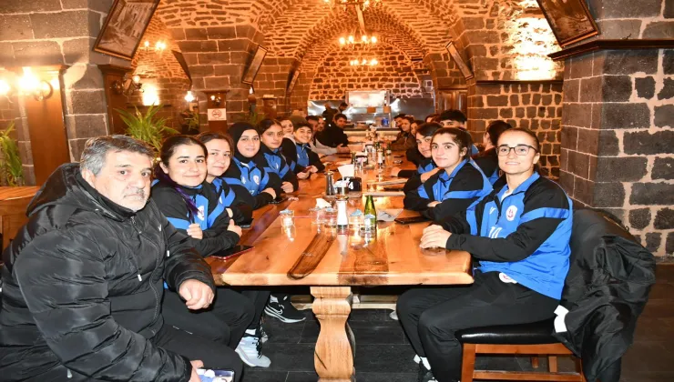 Siverek Belediyesi’nden Ağrı Kadın Futbol Takımı’na destek