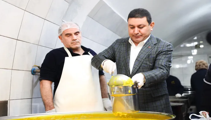 BAŞKAN ÖZYAVUZ AŞEVİNDE İHTİYAÇ SAHİPLERİNE YEMEK DAĞITTI