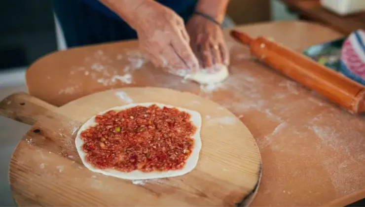 Lahmacun harcında kalp, köftede kanatlı