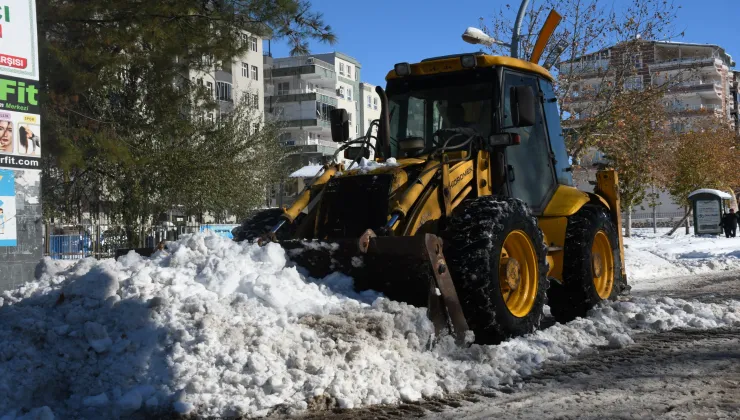 Siverek’te Kar Kütleleri Kamyonlarla Şehir Dışına Taşınıyor 15 IMG 20260102 WA0028